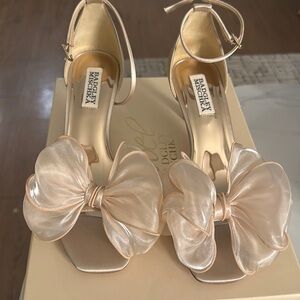 Badgley Mischka Nessie bowed stiletto